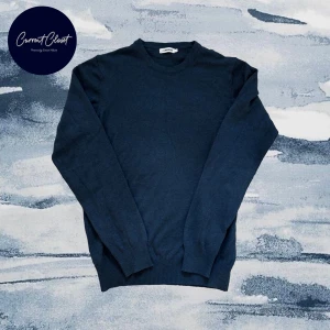 J lindeberg tröja - Snygg mörkblå stickad tröja från J.Lindeberg med rund halsringning och ribbade muddar | Perfekt för dig som gillar en clean och stilren look | Inga defekter!