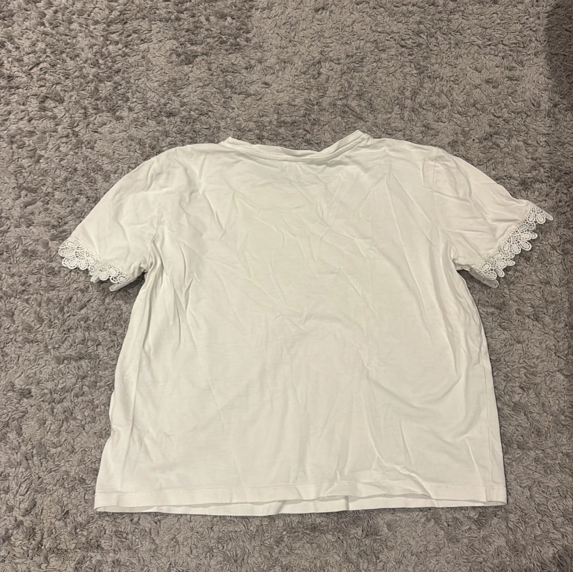 Vit t shirt med spetsärm från Zara - 3