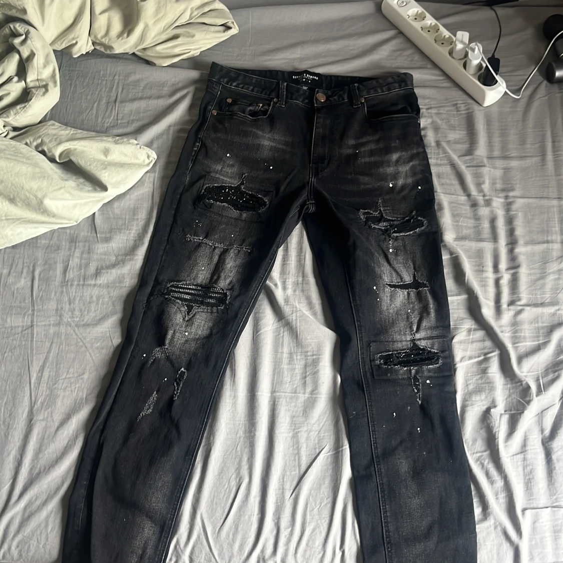 Svarta distressed jeans Supply & Demand
