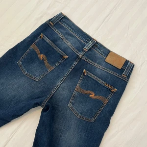 Nudie Jeans Lean Dean - Riktigt feta Nudie Jeans i modell Lean Dean✨Skick: Mycket bra✨Färg: Blå✨Storlek: W30 L32✨Tveka inte på att höra av dig vid frågor angående fler bilder, mått osv, svarar på allt😁