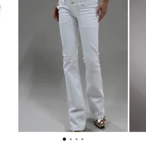 Vita bootcut jeans från G-Rise XS/S - Snygga vita bootcut jeans från G-Rise med guldiga knappar. Storlek xs/s. Väldigt low waist.💞