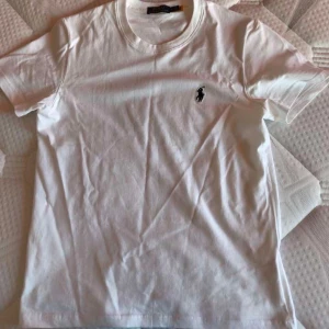 Ralph lauren t-shirt  - Säljer min vita Ralph Lauren t shirt I god skick. Säljs då den var för liten. Priset kan diskuteras och vid fler frågor är de bara att skriva till.