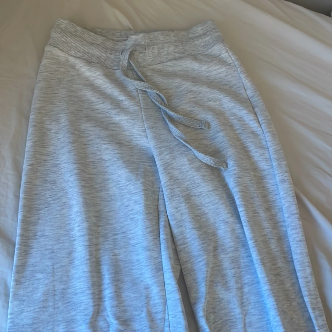 Ljusgrå mjukisbyxor från Gina Tricot - 1