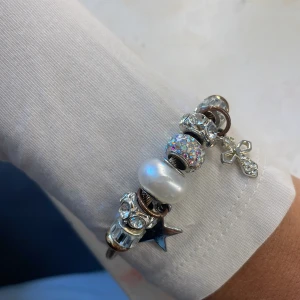 Armband med berlocker  - Doup på Pandora armbanden, går att töja ut och in!