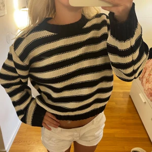 randig tröja - Stickad randig tröja🤍🤍