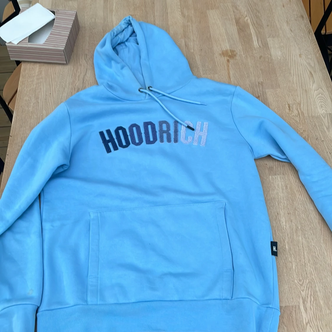 Blå HOODRICH hoodie med brodyr - 1