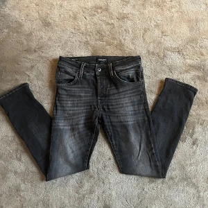 Slim fit jeans Jack and Jones  - Feta svart gråa jeans från Jack N Jones. Inga hål och är modellen Glenn! Inga tydliga täcken på att dom är använda. Pris kan diskuteras!