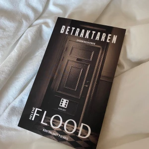 Betraktaren - En psykologisk spänningsroman om Rikke, vars tillvaro vänds upp och ner när en granne hittas mördad. Perfekt för dig som gillar nervkittlande mysterier och vill ha en bok som håller dig på helspänn hela vägen!
