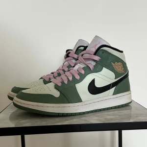Nike Air Jordan 1 Mid Dutch Green - Nike Air Jordan 1 Mid sneakers i skinn, modellen Dutch Green. Säljs för över 4000kr nya på sneakerssidor. Väldigt sparsamt använda, kan mötas i Stockholm. 