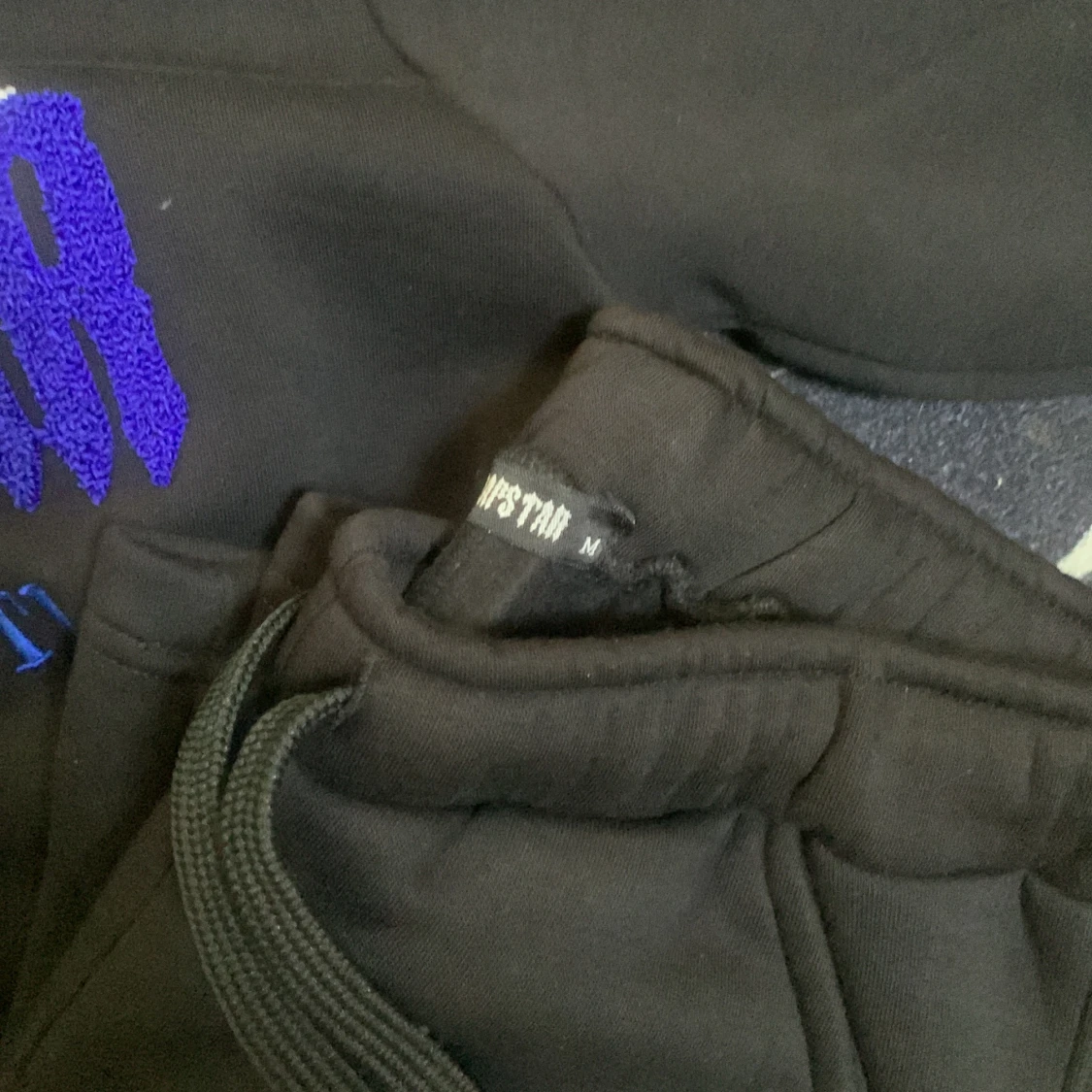 Svart Trapstar hoodie med brodyr - 2