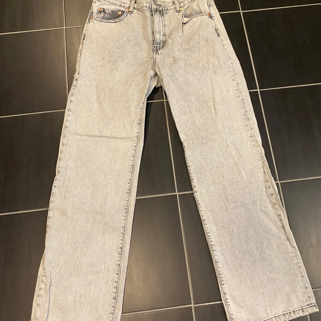 Grå jeans från Woodbird, straight fit