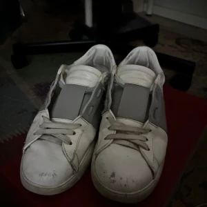 Valentino Open sneakers i vitt och grått - Säljer nu dessa feta valentino opens i färgen grå | stl: 42 | dem är använda och har små defekter men inget man tänker på under användning | OBS: endast skorna medföljs… ÖPPEN FÖR BYTEN