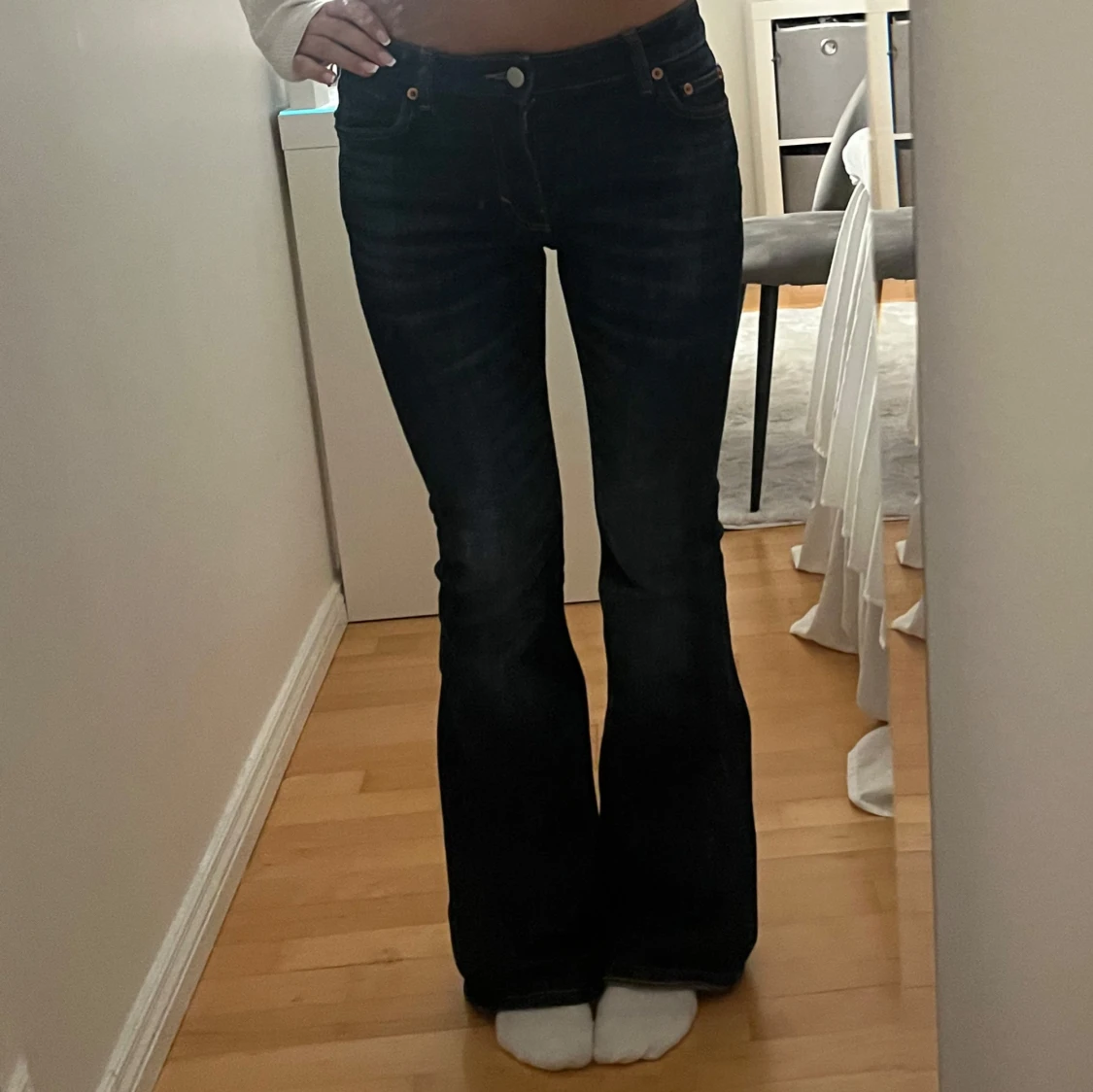 Mörkblå bootcut jeans från weekday