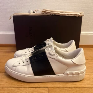 Valentino open sneakers  - Säljer nu dessa fina valentino open skor | Fint skick | Storlek 43,5 | Kommer med box,dustbag, extra snören,valentino kort och kvitto | Hör gärna av er vid frågor eller funderingar 
