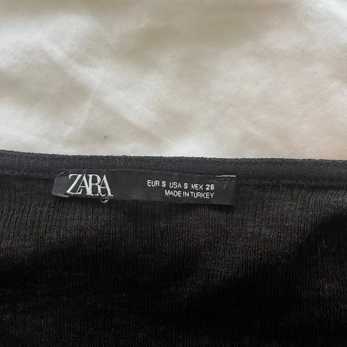 Svart croppad topp från Zara - 1