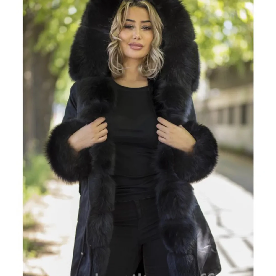 Svart pälsjacka