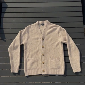 Uniqlo kofta - Hej, jag säljer en riktigt snygg beige kofta från uniqlo i storlek XS! Koftan är i jättebra skick👍 100% ull!