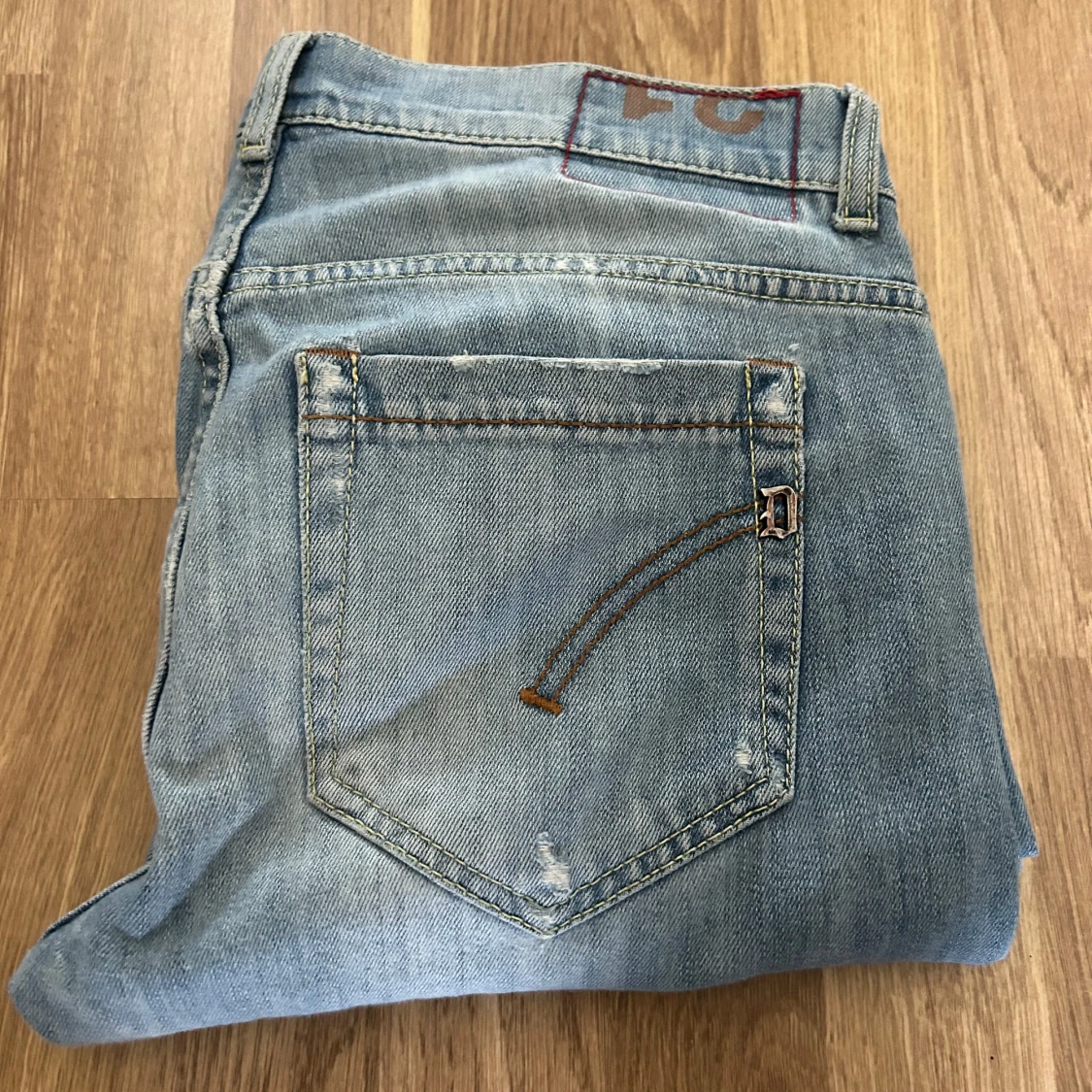 Ljusblå dondup jeans med slitningar