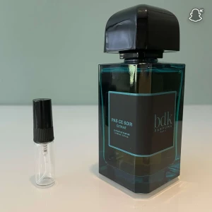 3 ml sample/doftprov av BDK Pas Ce Soir Extrait  - Ett sample på 3 ml av BDK Pas Ce Soir Extrait. Det är en frisk året runt parfym med noter som päron, ingefära, vita blommor och en vanilj i basen som gör den utmärkt för både sommar och vinter. Våra samples är helt nya och gjorda av glas. Det är fritt fram att skriva till oss om ni har frågor!
