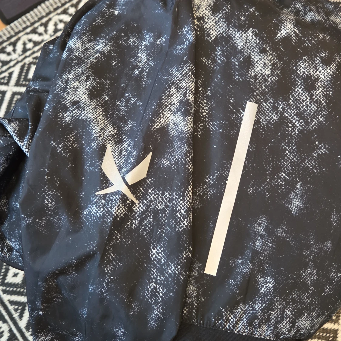 Svart vindjacka SOC med mönster - 3