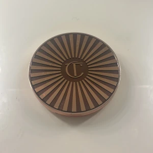 Charlotte tillbury bronzer ❤️ - Säljer pga jag använder en annan, köpt på sephora i mos för ca en månad sen för ca. 650kr tror jag❤️kom med prisförslag . Använd ksk 5-6 ggr färg: 2 medium