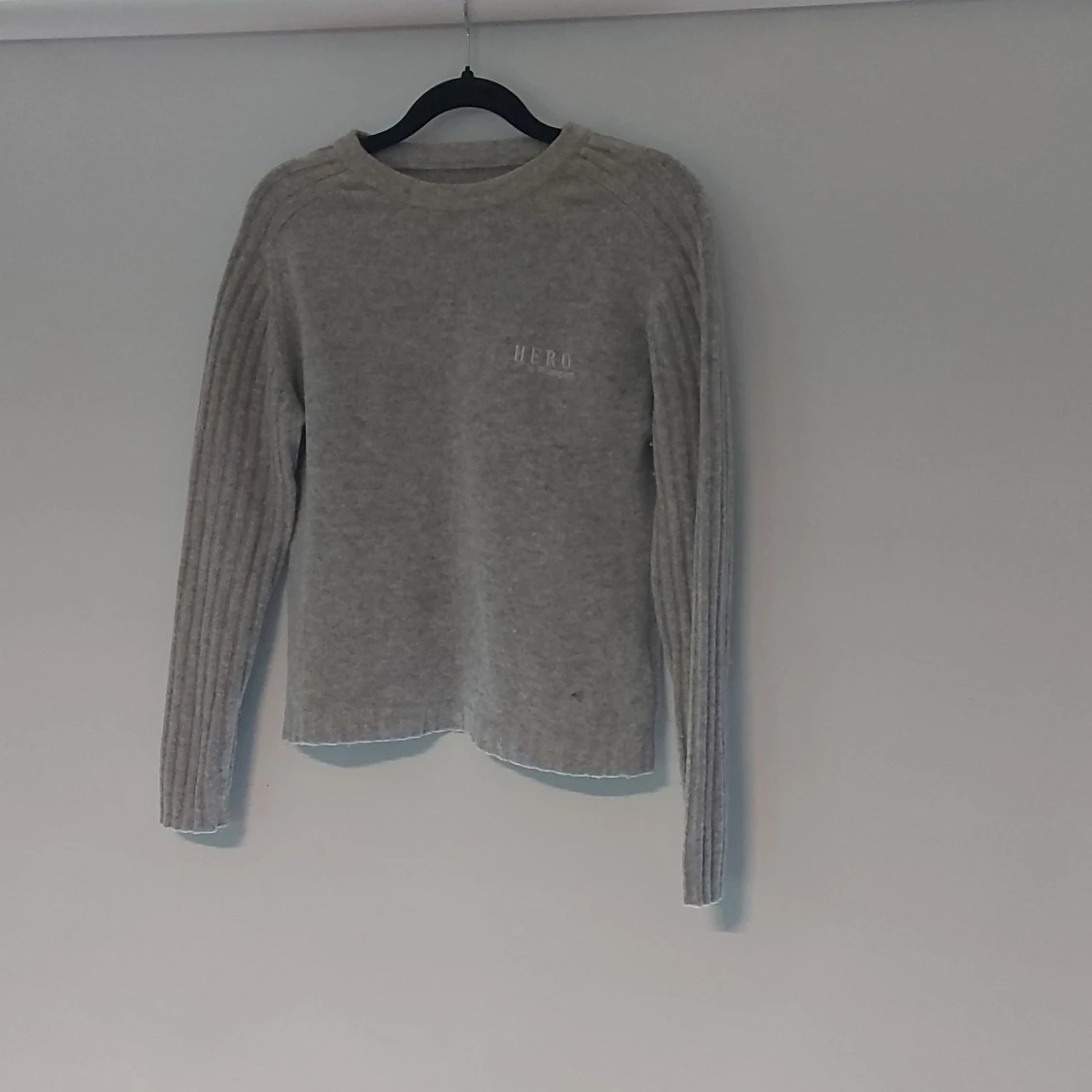 Grå stickad tröja från HERO by Wrangler