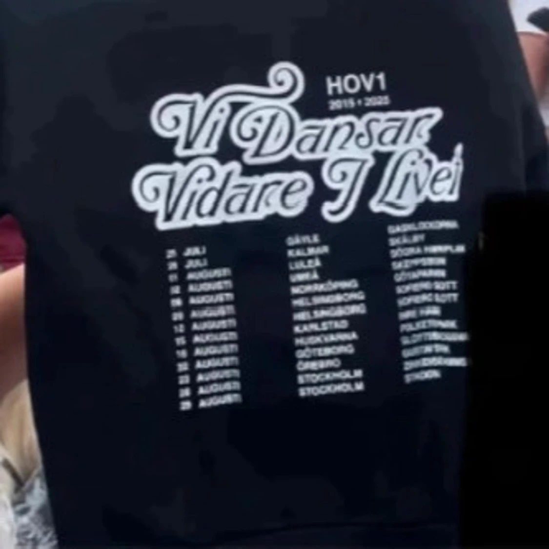 Svart Hov1 t-shirt Vi Dansar Vidare
