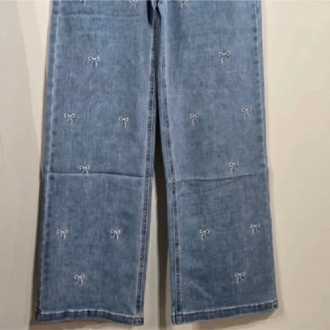 Blå wide leg jeans med broderade rosetter - 2