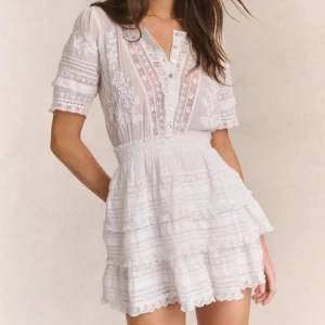 Klänning från Love schack fancy - Säljer min otroligt fina klänning från Love schack fancy. Använd fåtal gånger och är i bra skick. Köpt för ungefär 7000kr. Den är super fin och har otroligt fina spets detaljer. 💕