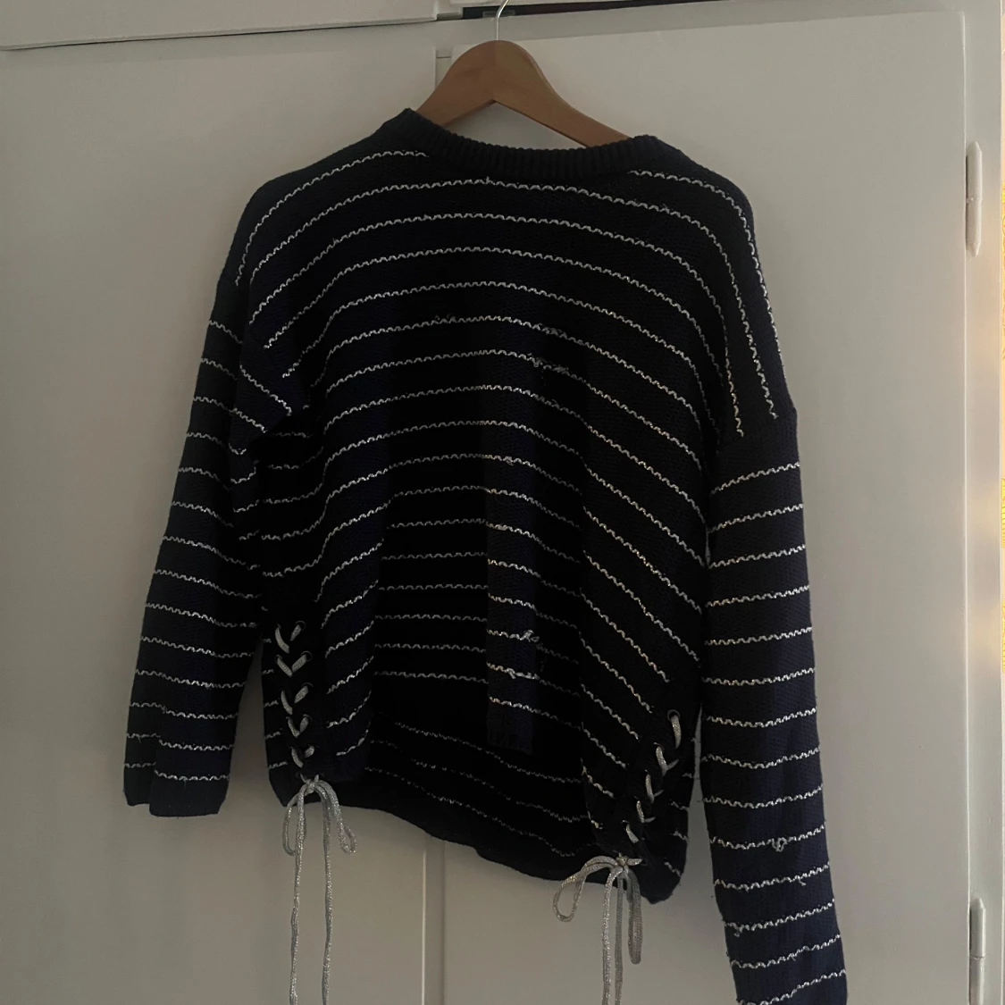 Randig tröja med snörning