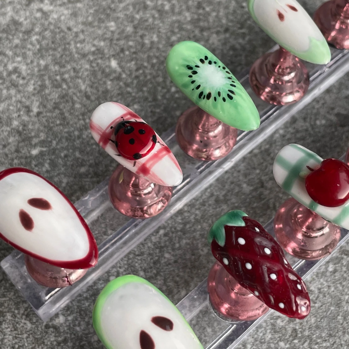Fruktiga handmålade lösnaglar - 2