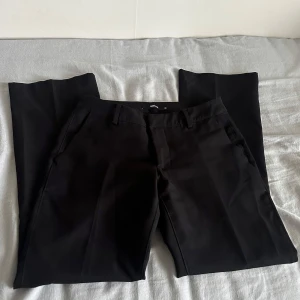 Svarta lågmidjade kostymbyxor från BikBok - Svarta lågmidjade kostymbyxor från BikBok i den gamla modellen