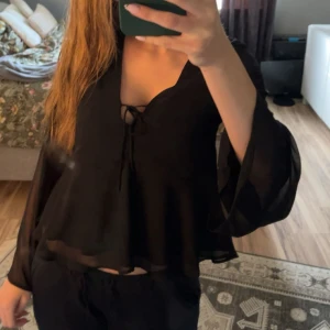 Svart blus - Svart blus i storlek S. Jätte fin och gullig och är köpt här på Plick. Säljer tyvärr då den inte passade mig. Skulle rekommendera tröjan till någon som är en mindre S då den är fast i tyget, dvs inte stretchig. Hör av dig om du har någon fundering och priset går alltid diskutera💞