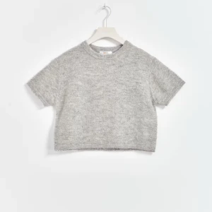 Grå stickad croppad topp - En enkel och stilren grå stickad topp med korta ärmar och croppad passform. 