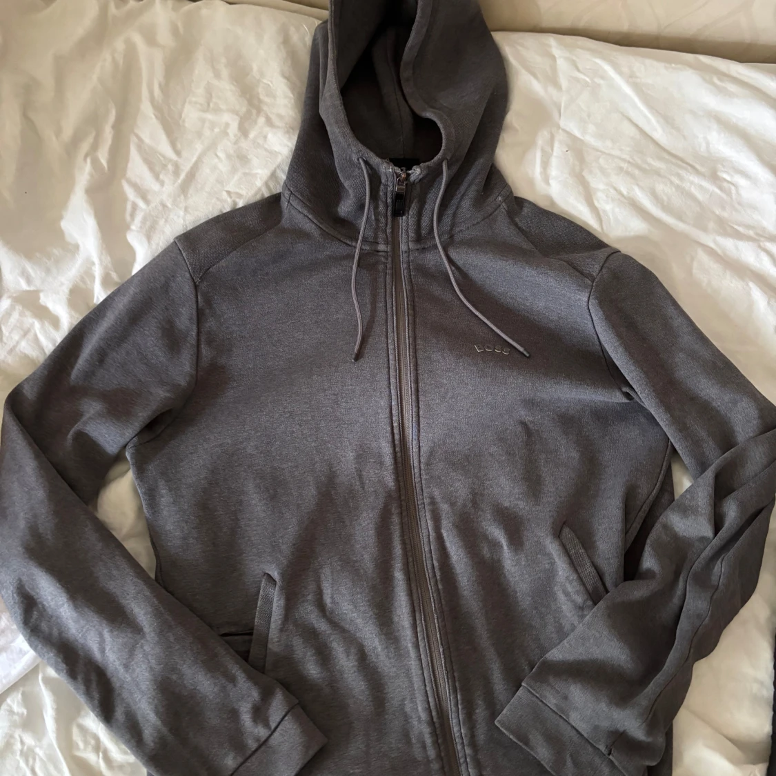 Grå hoodie från BOSS med dragkedja