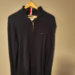 half zip tröja Tommy Hilfiger - Snygg marinblå långärmad tröja från Tommy Hilfiger i premium bomull. 
