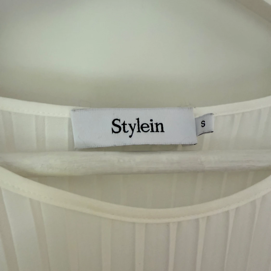 Vit plisserad blus från Stylein - 1