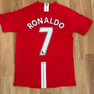 Manchester United Ronaldo 7 Nike tröja - Klassisk Manchester United 2008 fotbolls tröja. Helt nytt skick aldrig använt. Storlek S fantastik fin.