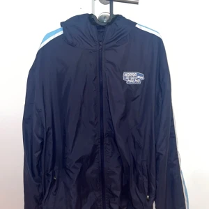 Blå vindjacka Norra Läktaren Malmö - Endast använd 1 gång så väldigt bra skick, Storkek M. 