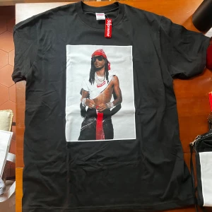 Supreme Playboi Carti svart storlek M - Supreme Playboi Carti svart storlek M, köpt i Paris på drop, kan skickas eller mötas i Stockholm 