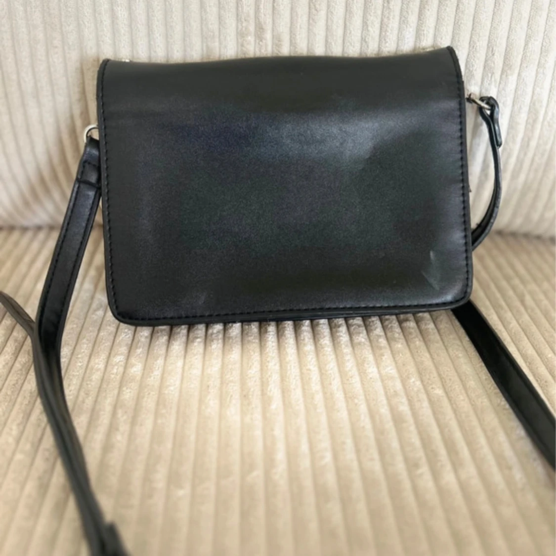 Svart axelväska med nitar från Don Donna - 1