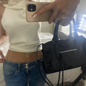 lågmidjade blåa bootcut jeans - fina blåa bootcut jeans med fickor där bak 