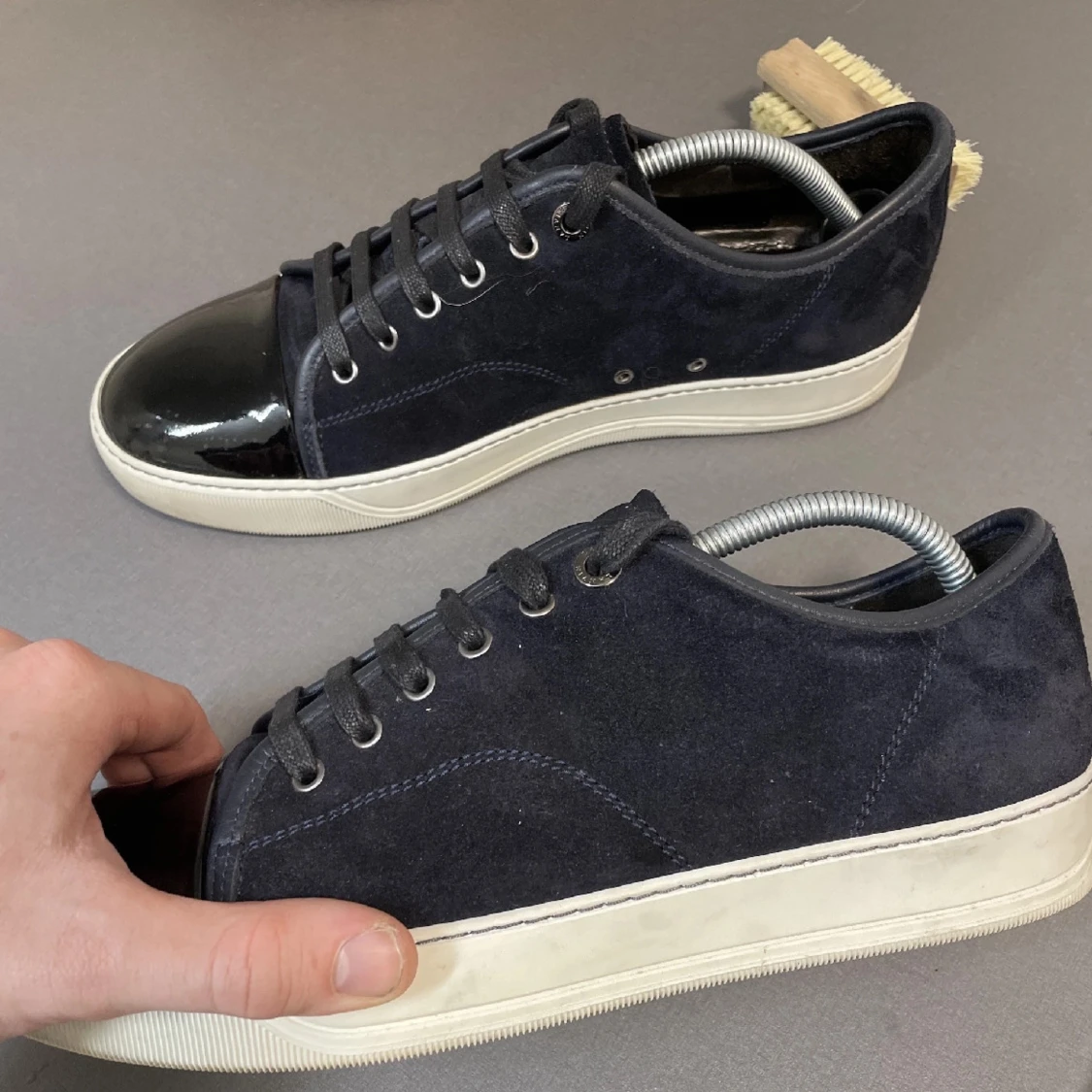 Svarta / Mörkblå sneakers från Lanvin med lacktå