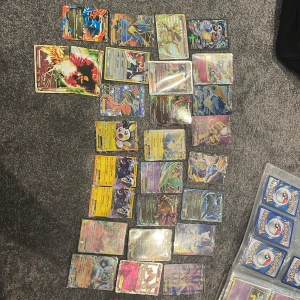 Pokémon-kort samling - Blastois EX: 800. MAltaria EX: 150. Blastois EX: 200. Alakazam EX: 200. Kindra EX räffligt: 750. Kindra ex: 100kr. Mewtwo ex: 200. Malmar EX: 220kr. Nidoking Break: 120. Necrozma GX: 200. Rayquaza ex: 90. Manectric ex: 50. Gallade ex: 40. Giratina ex: 100. Garchomp ex: 60. Sylveon ex: 450. Lucario ex: 200. Arceus lv x 94/99: 250. Ylvetal ex: 200. Emolga ex: 80. Zekrom ex 2st: 80kr styck. Charizard ex:250. Zygard ex: 100. Kyrem ex: 80. Ho oh legend pack: 1800 man kan köpa 1 och 1 om man vill