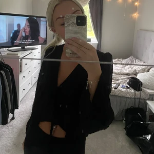 Svart blus - Jättefin svart blus me knyt, kommer tyvärr inte till användning🤍