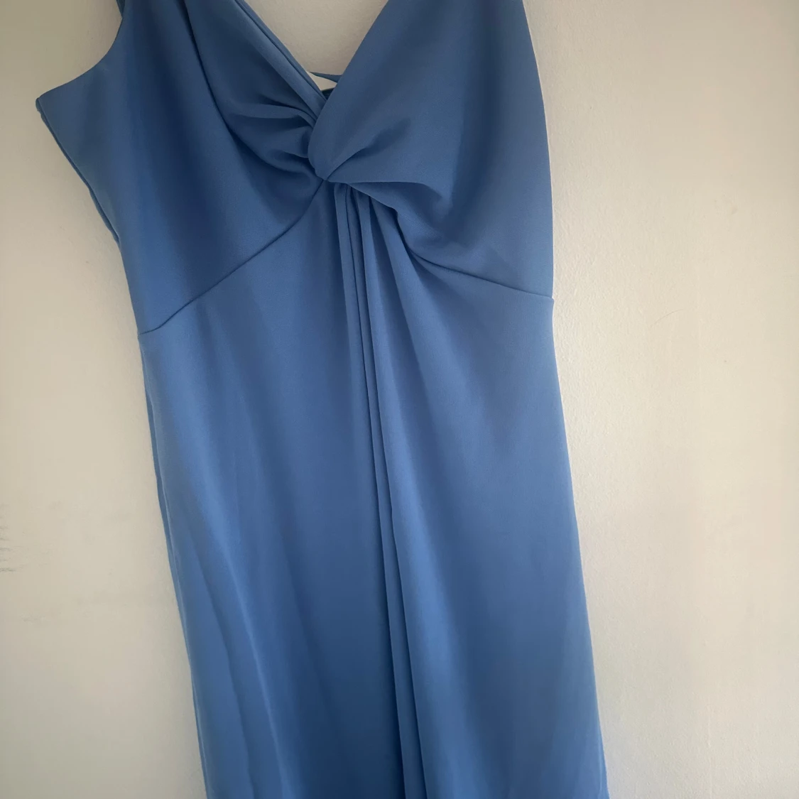 Blå långklänning från H&M med rosett