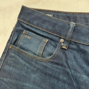 G-Star RAW 3301 Straight jeans blå - Säljer ett par klassiska G-Star RAW 3301 Straight jeans i mörkblå denim. Jeansen har raka ben, snygga kontrastsömmar och femficksdesign med G-Star-logga på fickan och läderpatch bak. Perfekta för dig som gillar en tidlös och clean look.