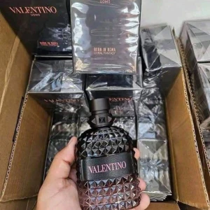 Valentino Uomo Born In Roma Coral Fantasy - Snygg parfymflaska från Valentino Uomo Born In Roma Coral Fantasy. Flaskan är mörk med nitar och diamantmönster, svart kork och rosa text. Lyxig design som sticker ut och passar perfekt för dig som gillar exklusiva dofter. Vet inte vad den här Ai snackar om men en helt ny ges vid köp bevis på nöjda kunder ges även vid köp