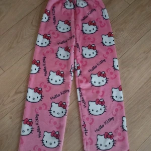 Hello Kitty rosa byxor - Supermjuka och mysiga rosa Hello Kitty byxorna. Passar S/xs