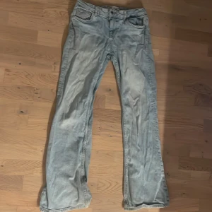 Bootcut ljusblå jeans från Zara - Säljer ett par ljusblå jeans från Zara. Storlek 38 men passar mer i S, är 168 och dom är lite långa på mig. De är även lite slitna där nere.